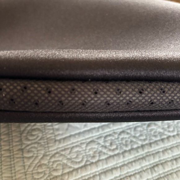 Incase Designs Neoprene Sleeve 13” Black LIKE NEW - Picture 7 of 7